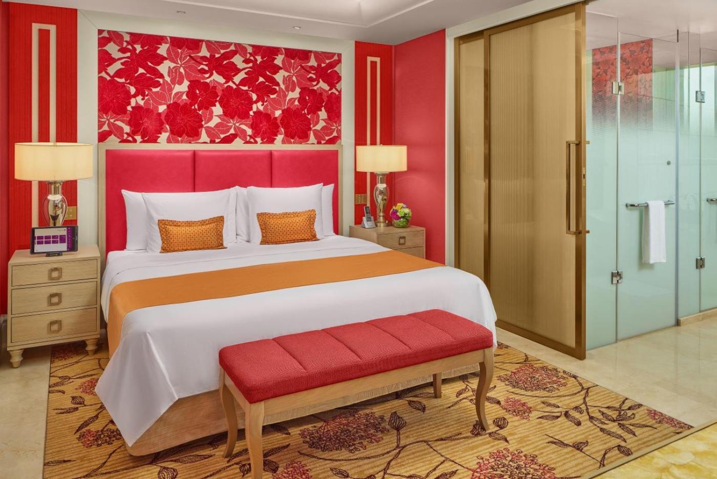 Готель Okada Manila Пасай Екстер'єр фото A bedroom at the Taj Bengal