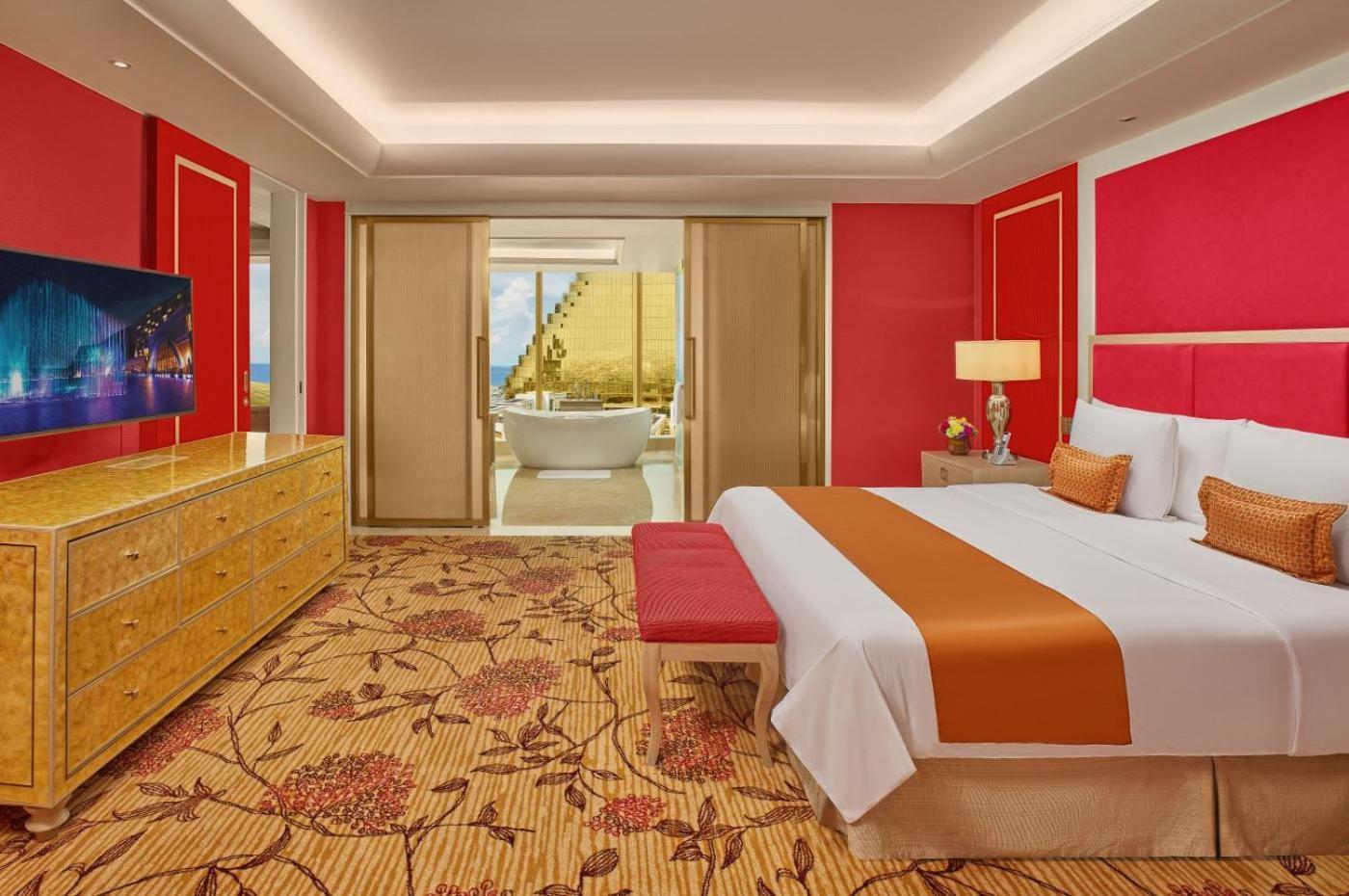 Готель Okada Manila Пасай Екстер'єр фото A bedroom in the hotel